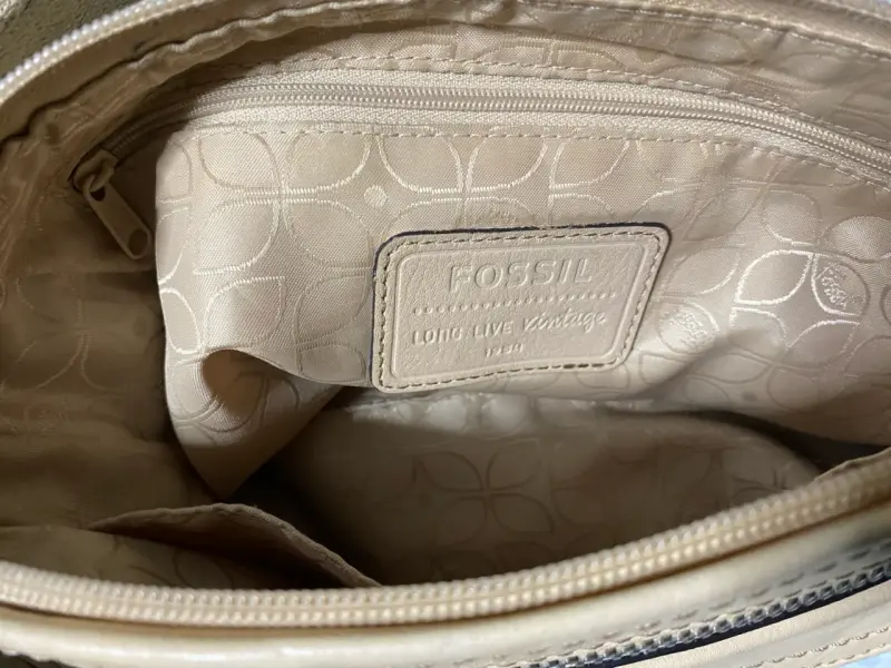 Cartera beige con cierre frontal - 3