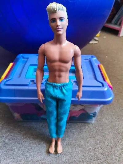 Muñeco Ken original con pantalones azules - miniatura 2
