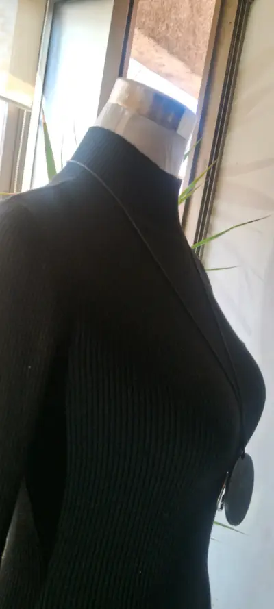 Vestido ultra ajustado negro de cuello alto - miniatura 1