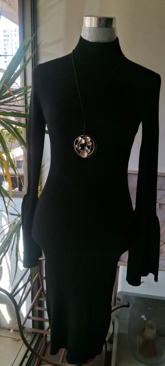 Vestido ultra ajustado negro de cuello alto - 2