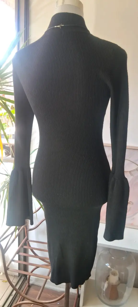 Vestido ultra ajustado negro de cuello alto - 3