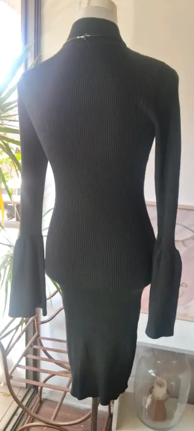 Vestido ultra ajustado negro de cuello alto - miniatura 3