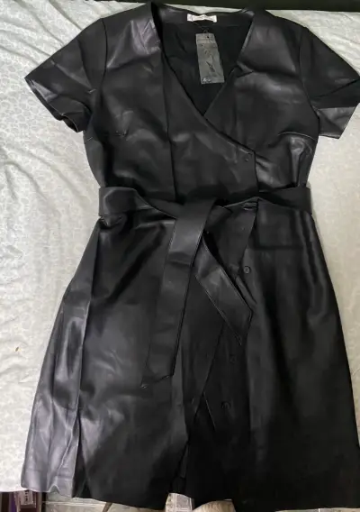 Vestido cuero negro elegante - miniatura 1