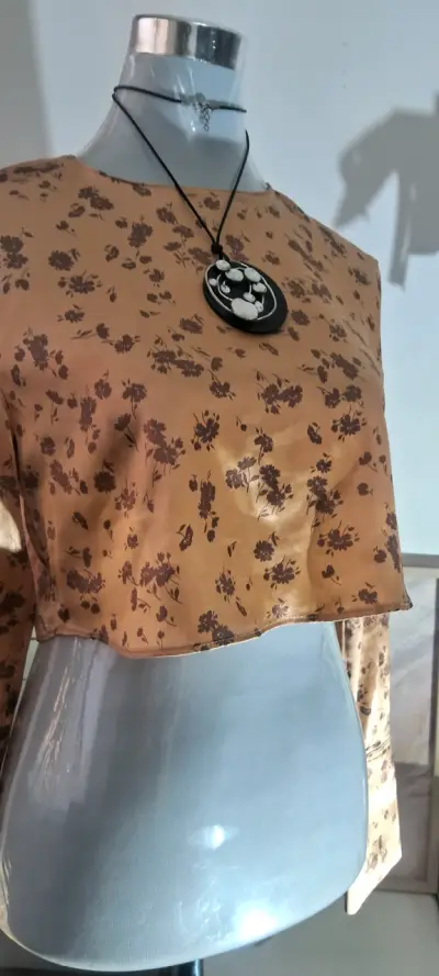 Blusa corta tipo crop con flores beige zara - miniatura 1