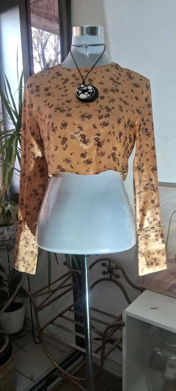 Blusa corta tipo crop con flores beige zara - 4