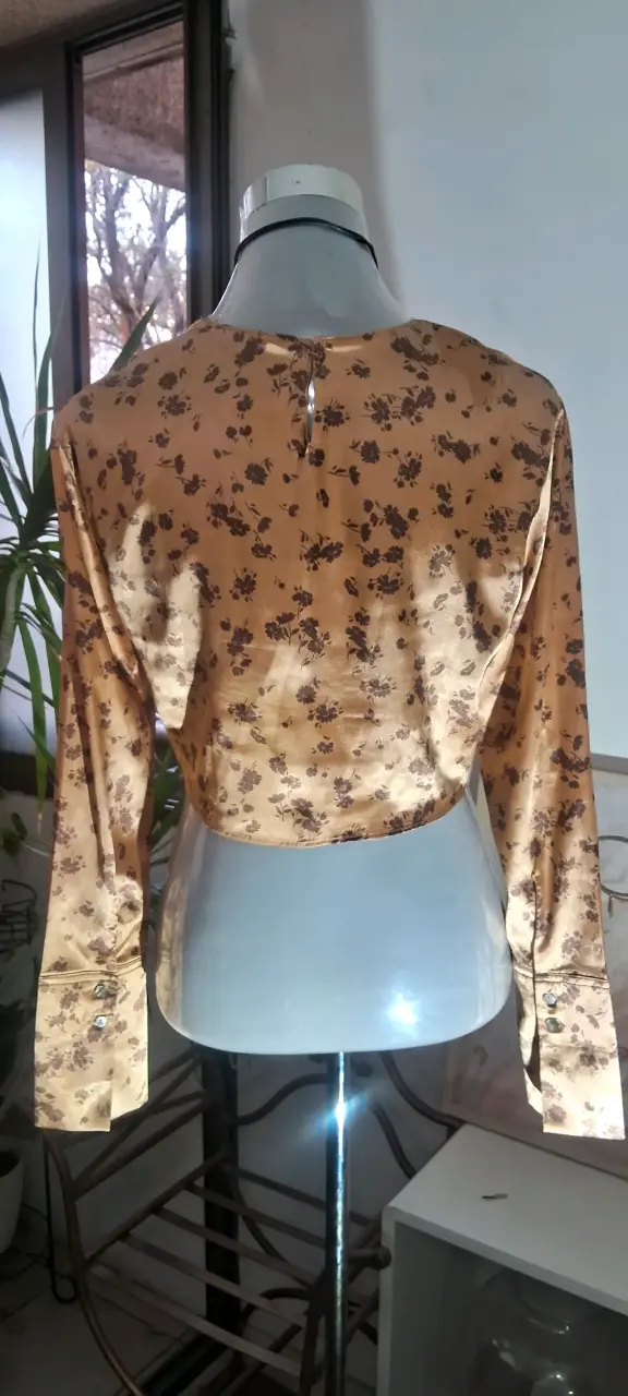 Blusa corta tipo crop con flores beige zara - 5