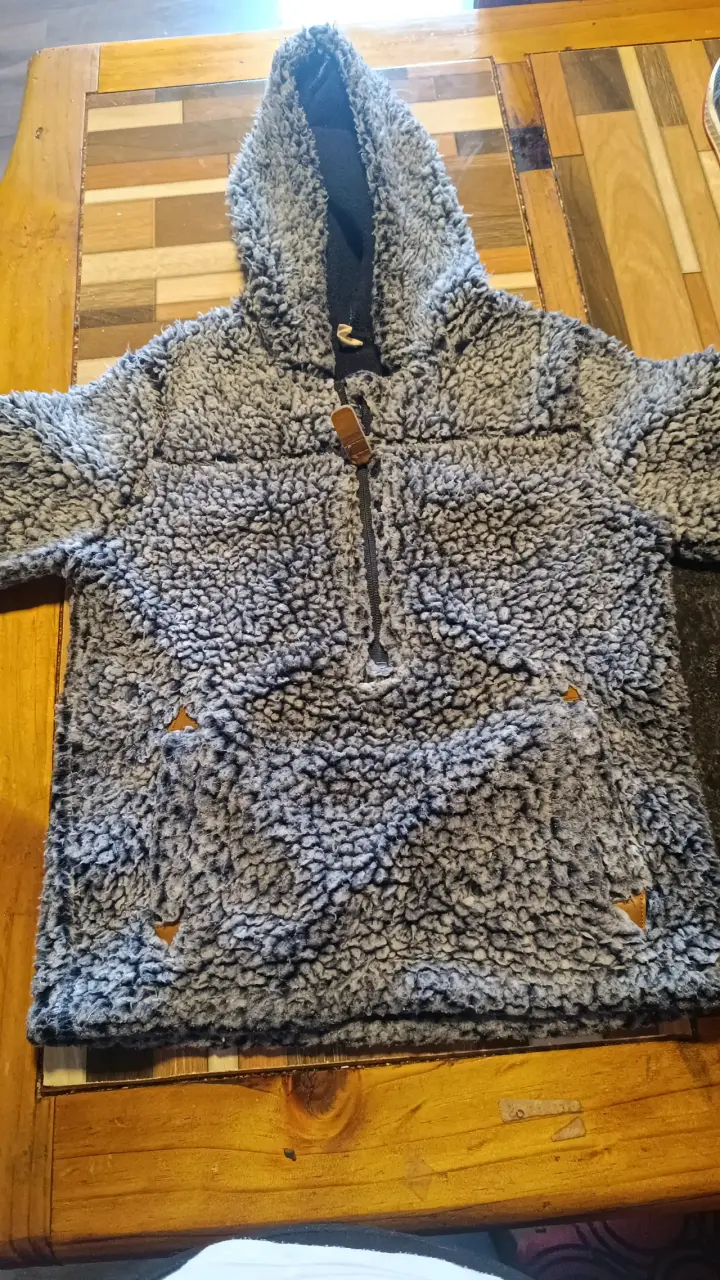 Chaqueta peluda gris con capucha