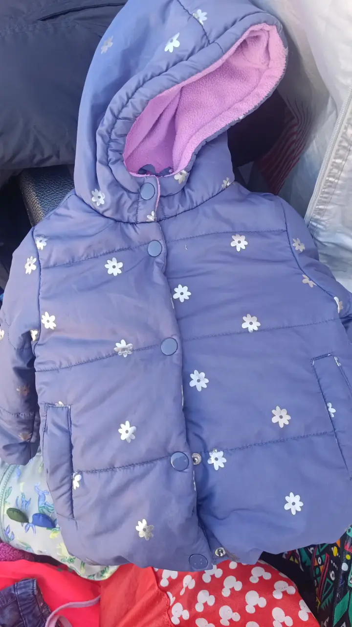 Chaqueta acolchada morada para niña