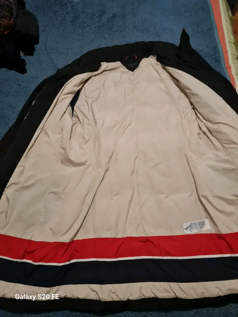 Abrigo negro con interior beige - 1