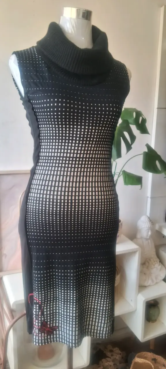 Vestido negro con estampado de puntos - 1