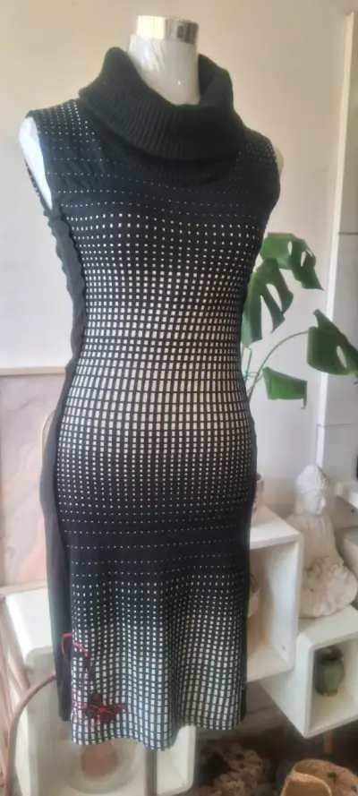 Vestido negro con estampado de puntos - miniatura 1