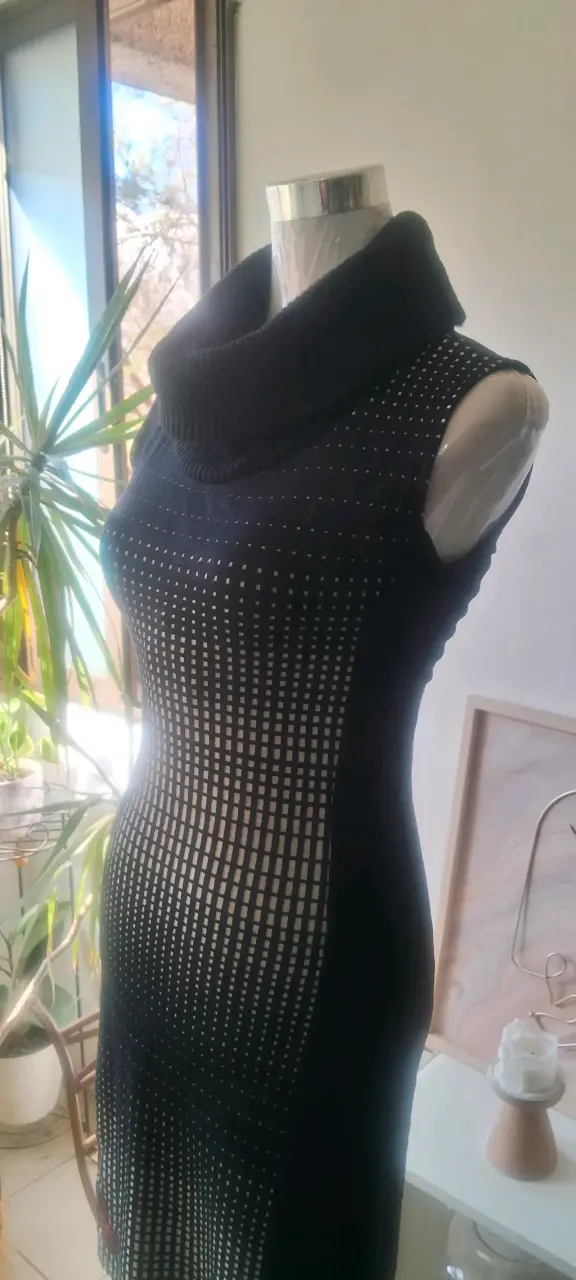 Vestido negro con estampado de puntos - 2