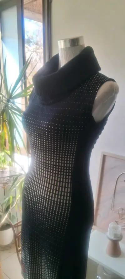 Vestido negro con estampado de puntos - miniatura 2