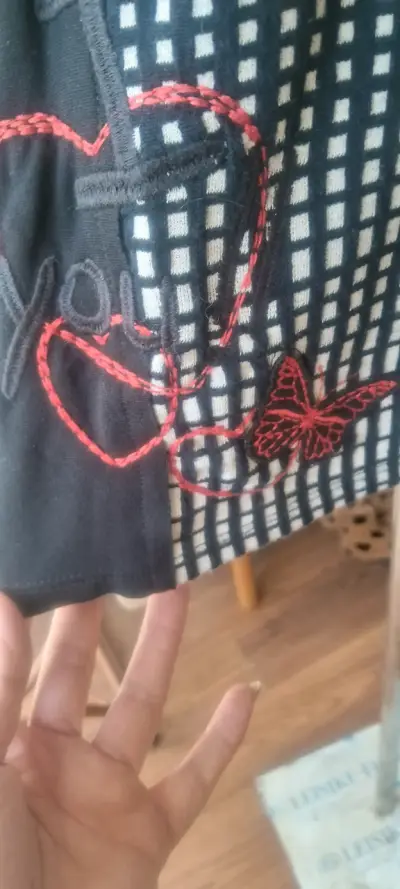 Vestido negro con estampado de puntos - miniatura 4