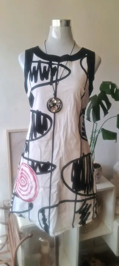 Vestido blanco con diseño abstracto - miniatura 1