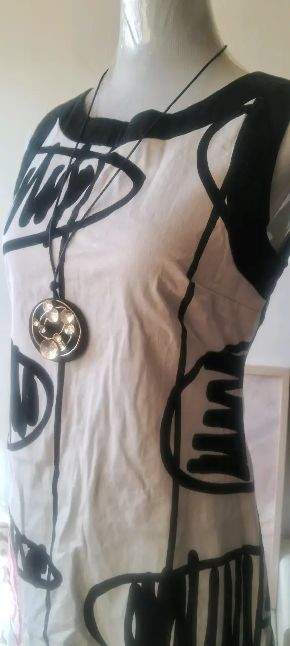 Vestido blanco con diseño abstracto - 3