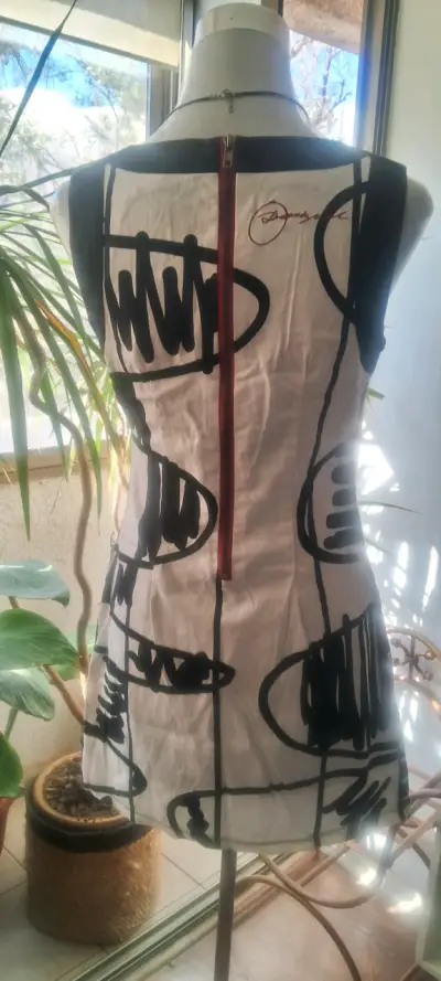 Vestido blanco con diseño abstracto - miniatura 4