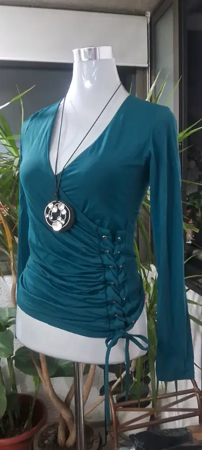 Blusa verde con cordones - miniatura 1