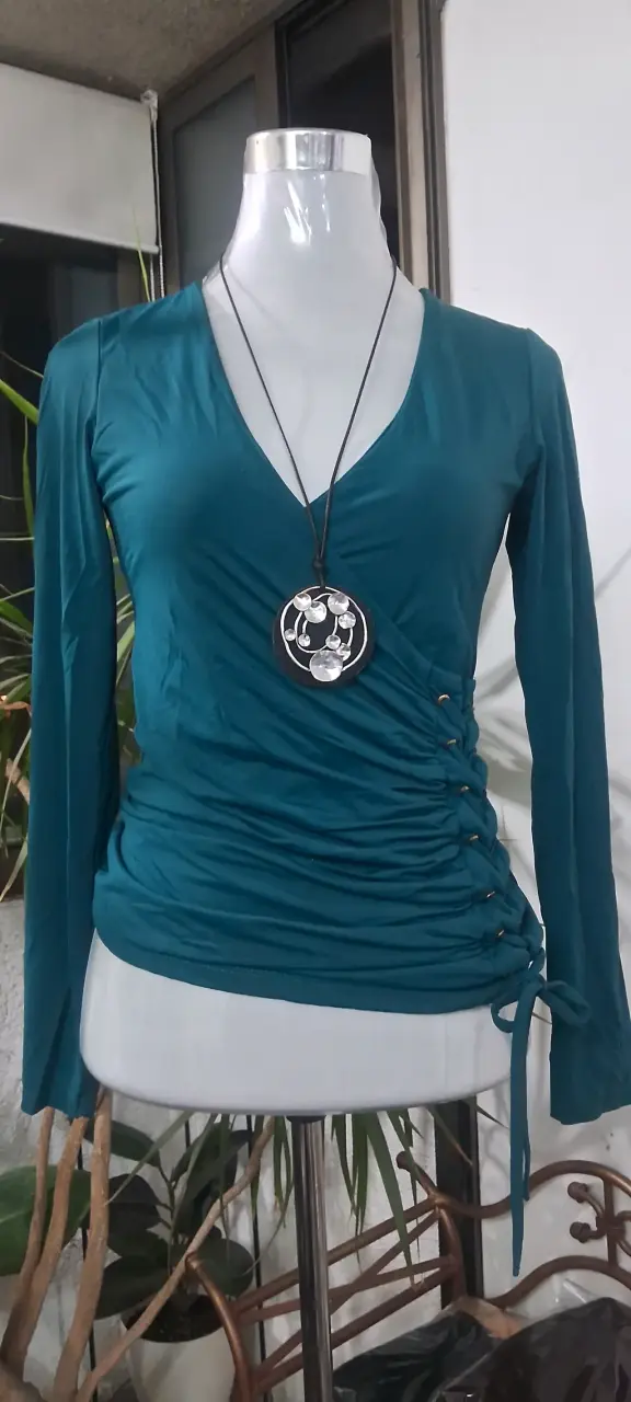 Blusa verde con cordones - 2