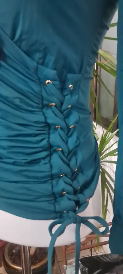 Blusa verde con cordones - miniatura 3