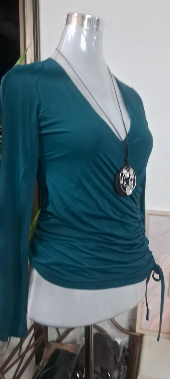 Blusa verde con cordones - 4