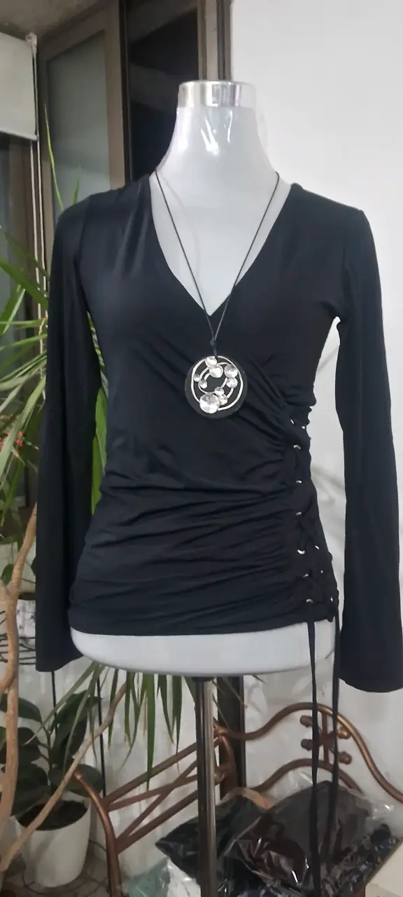 Polera negra ajustada con detalle