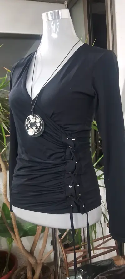 Polera negra ajustada con detalle - miniatura 2