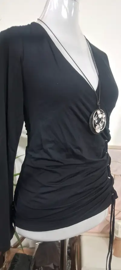 Polera negra ajustada con detalle - miniatura 3