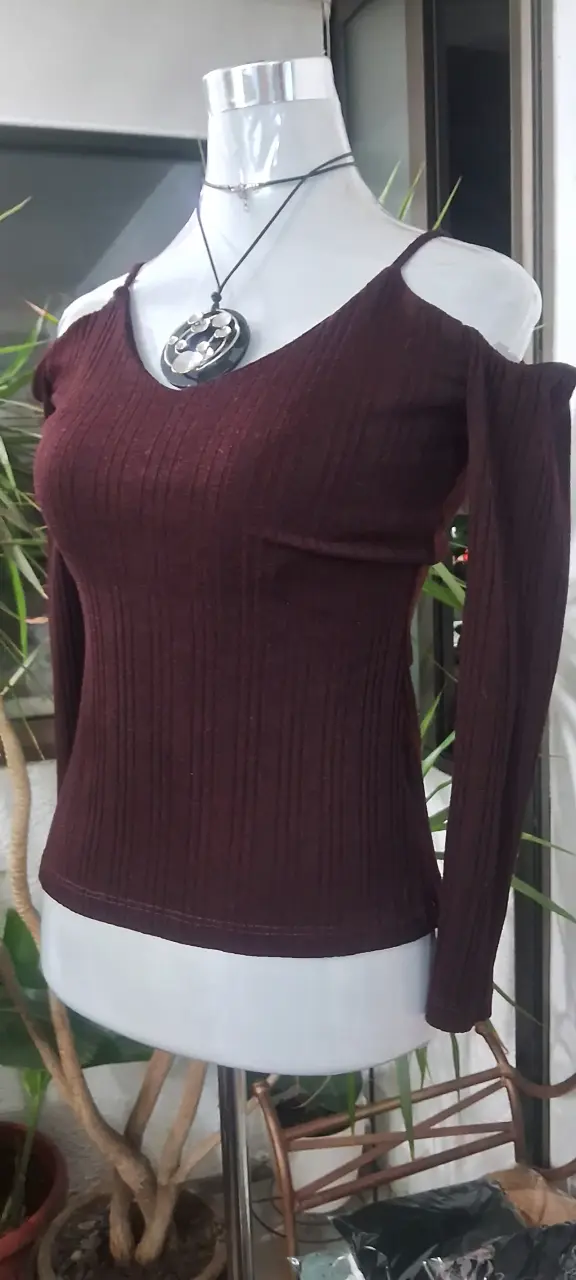 Polera de hombros descubiertos burdeos - 2