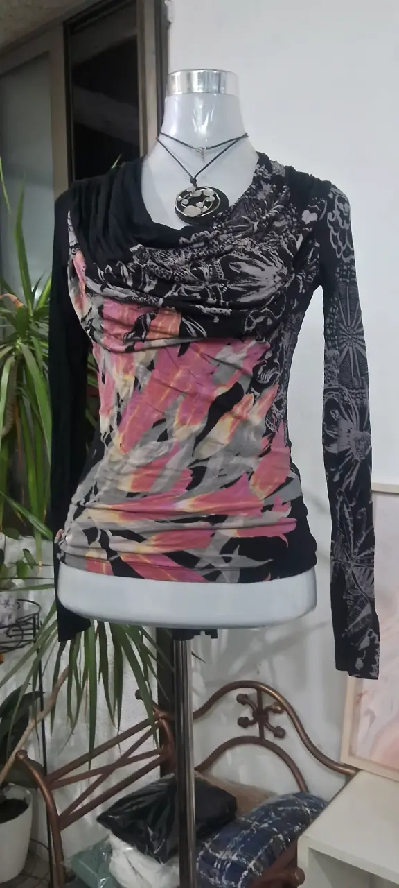Polera estampada manga larga desigual