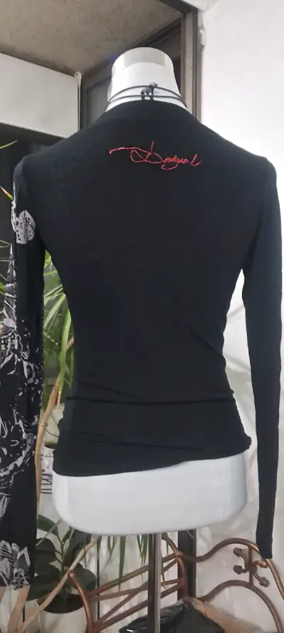 Polera estampada manga larga desigual - miniatura 3