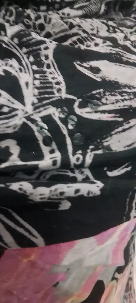 Polera estampada manga larga desigual - 4