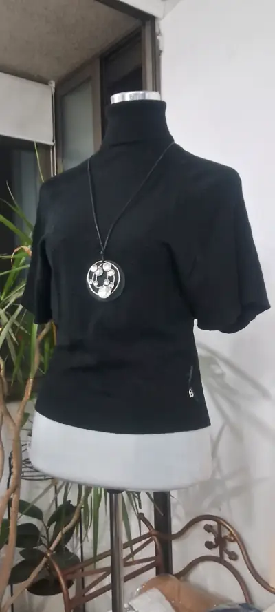 Polera negra con cuello alto y Mangas cortas - miniatura 1