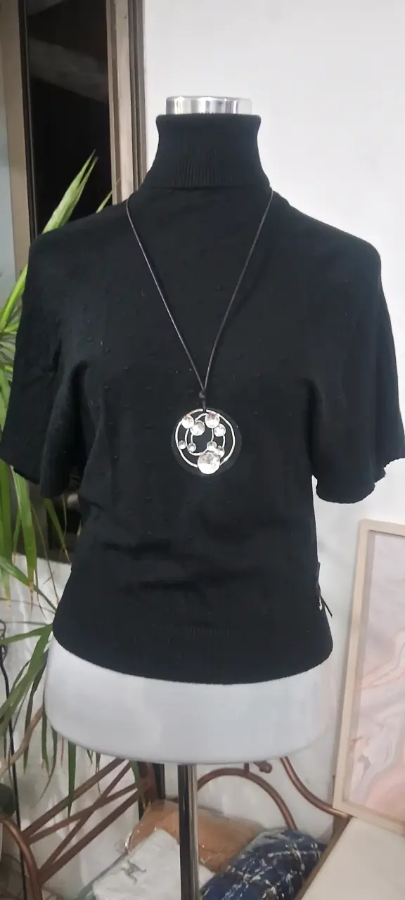 Polera negra con cuello alto y Mangas cortas - 2