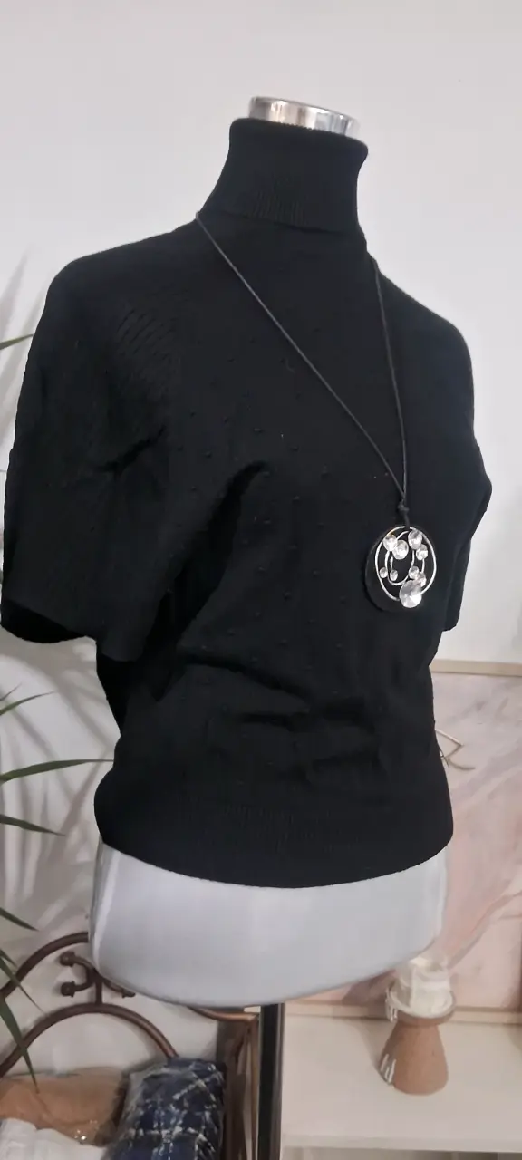 Polera negra con cuello alto y Mangas cortas - 3