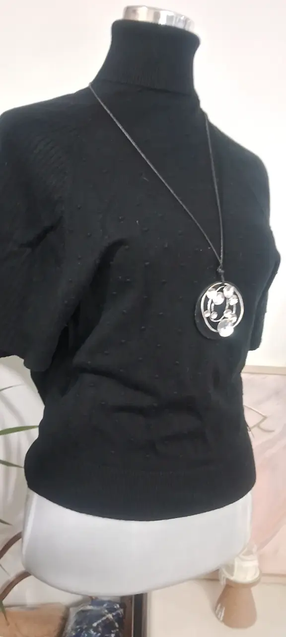 Polera negra con cuello alto y Mangas cortas - 4
