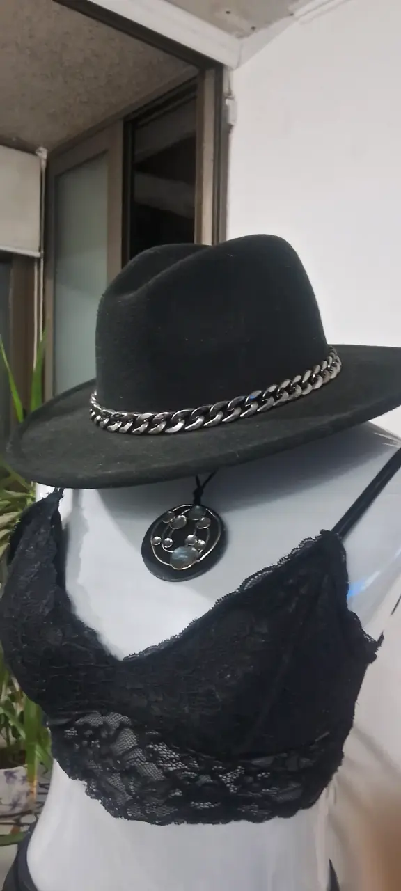 Sombrero negro con cadena Umbrale