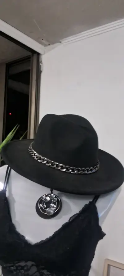 Sombrero negro con cadena Umbrale - miniatura 2