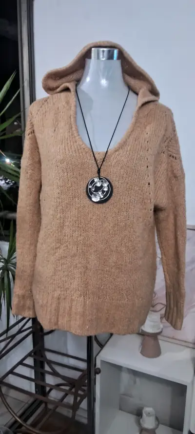 Suéter beige con capucha - miniatura 1