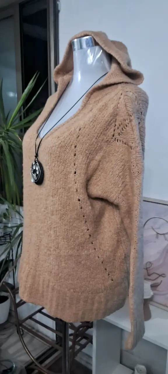 Suéter beige con capucha - 2