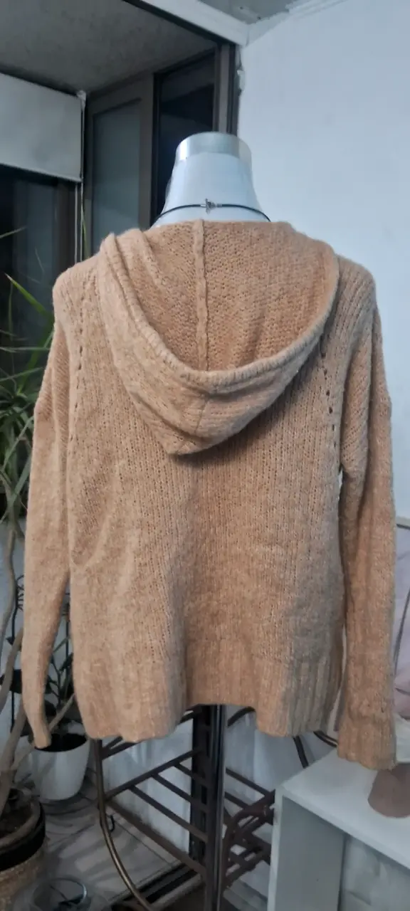 Suéter beige con capucha - 3