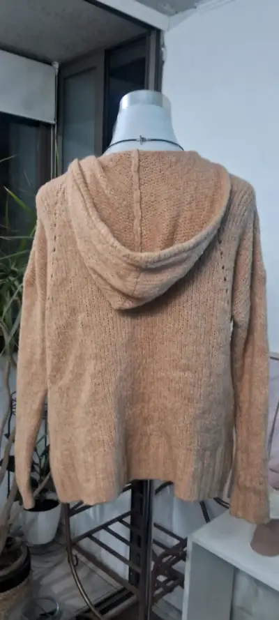 Suéter beige con capucha - miniatura 3