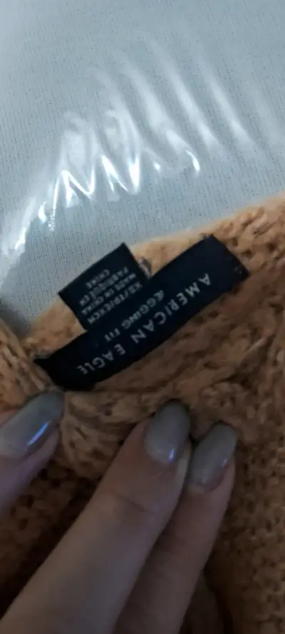 Suéter beige con capucha - miniatura 4