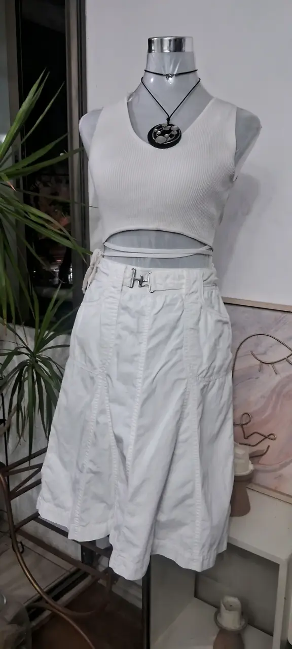 Falda blanca con cinturón