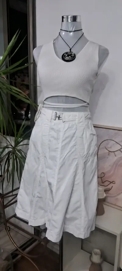 Falda blanca con cinturón - miniatura 1