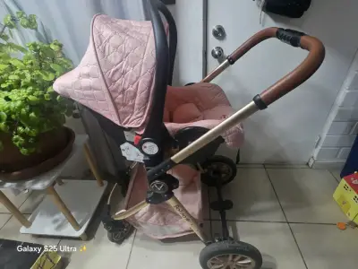 Coche de bebé rosa acolchado - miniatura 1