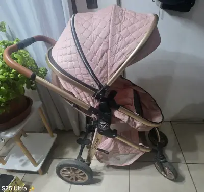 Coche de bebé rosa acolchado - miniatura 3