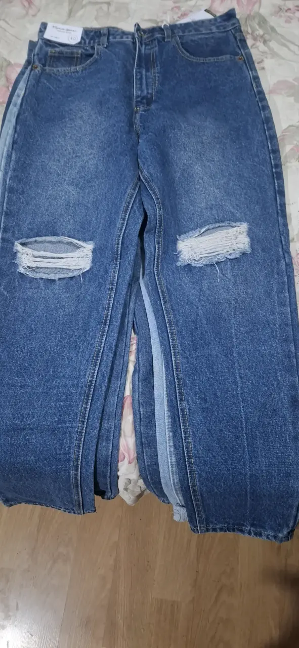 Jeans azules con roturas - 1
