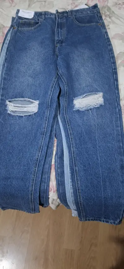 Jeans azules con roturas - miniatura 1