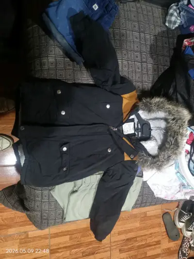Parka negra con capucha - miniatura 1